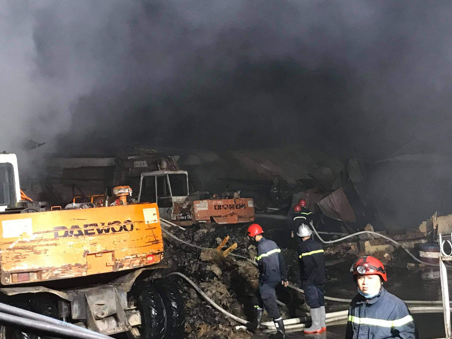 Lực lượng chức năng nỗ lực khống chế ngọn lửa 