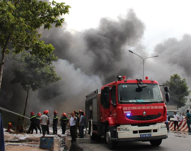 ‘Bà hoả’ thiêu rụi kho phế liệu và hai quán cà phê