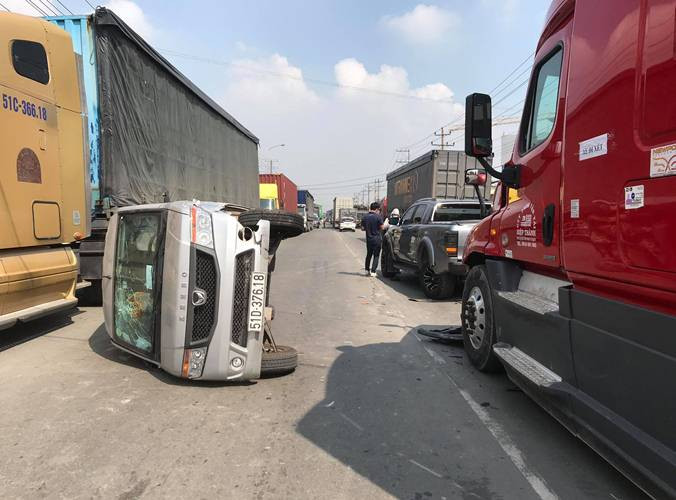 Ô tô lật giữa đường, tài xế trọng thương sau tai nạn liên hoàn ở Bình Dương