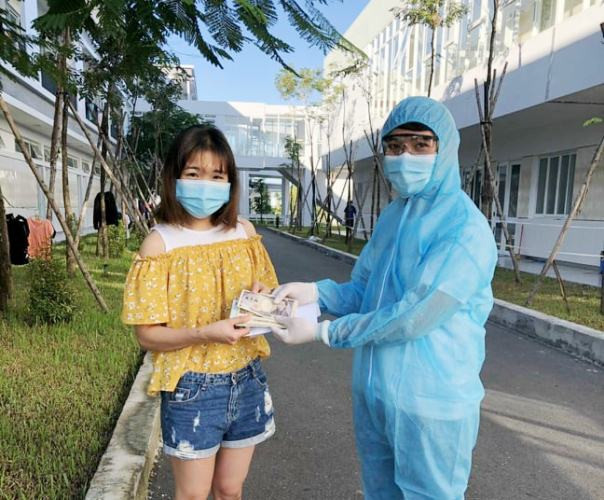 Cô gái vui mừng khi được trả lại xấp Yên Nhật làm rơi trong thùng rác khu cách ly