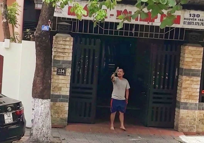 Đối tượng Lê Cảnh Duyền vào trong nhà 134 Nguyễn Trãicố thủ sau khi lực lượng Công an đến hiện trường