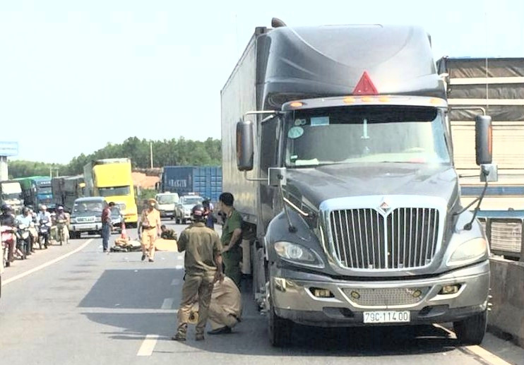 Ngã xuống đường sau va chạm xe bán tải, người đàn ông bị xe container cán qua