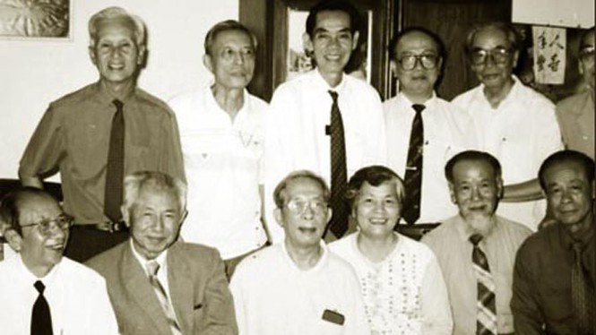 Ông Mười Hương (hàng đầu, thứ 3 từ trái sang) là chỉ huy của những huyền thoại tình báo như Phạm Xuân Ẩn, Vũ Ngọc Nhạ, Lê Hữu Thúy. Ảnh tư liệu: Tiền Phong