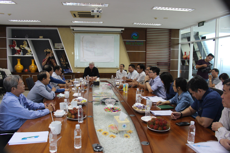 Đoàn bác sỹ tham quan tìm hiểu xử lý chất thải môi trường