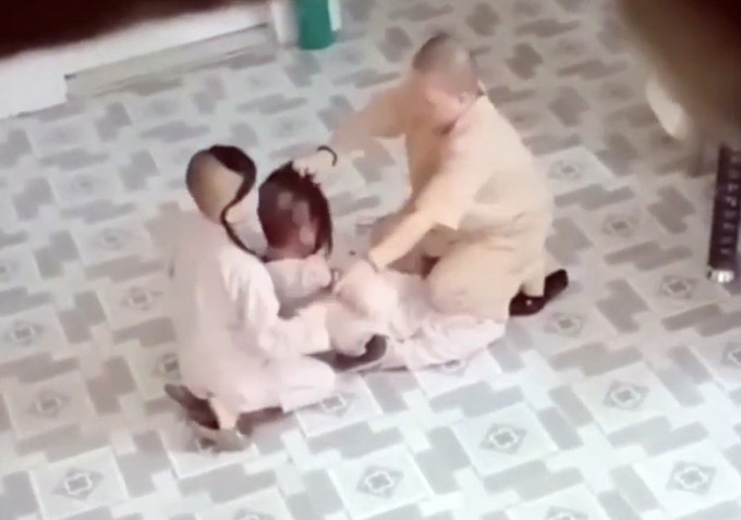 Sư cô Hạnh Thảo ghì tóc, tát vào má tiểu ni ở chùa Long Nguyên. Ảnh: Cắt từ video.
