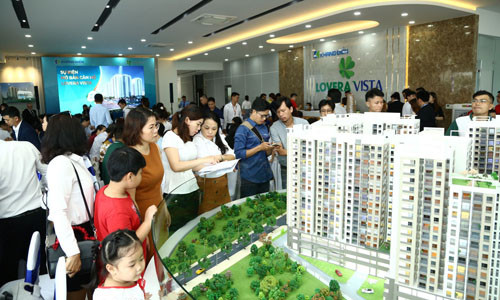 Đông đảo khách hàng đến dự sự kiện.