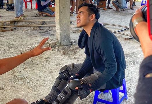 Diễn viên Thanh Bình bị vỡ sụn gối, chảy máu mắt trên phim trường