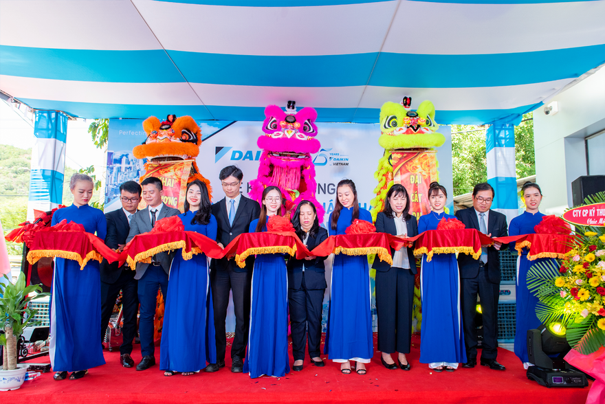Hình ảnh Ban Lãnh đạo Daikin cắt băng khánh thành khai trương trạm dịch vụ tại Bình Định.