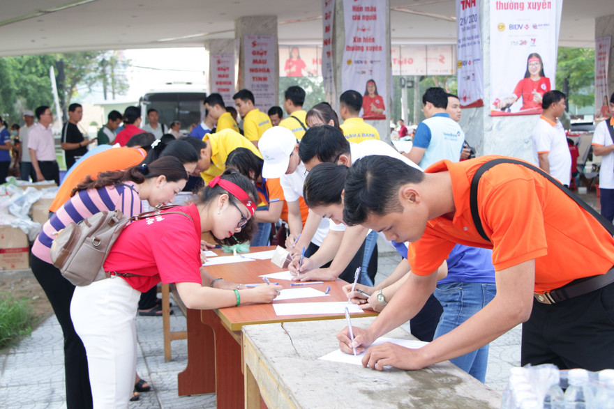 Người dân Bến Tre tham gia hiến máu