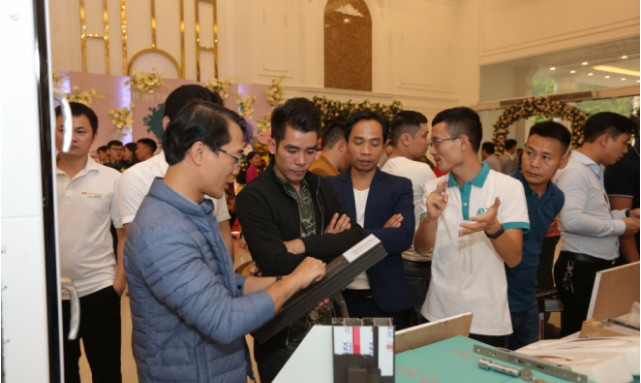 Nhân viên kỹ thuật trực tiếp tư vấn về chất lượng sản phẩm chính hãng cho khách hàng 