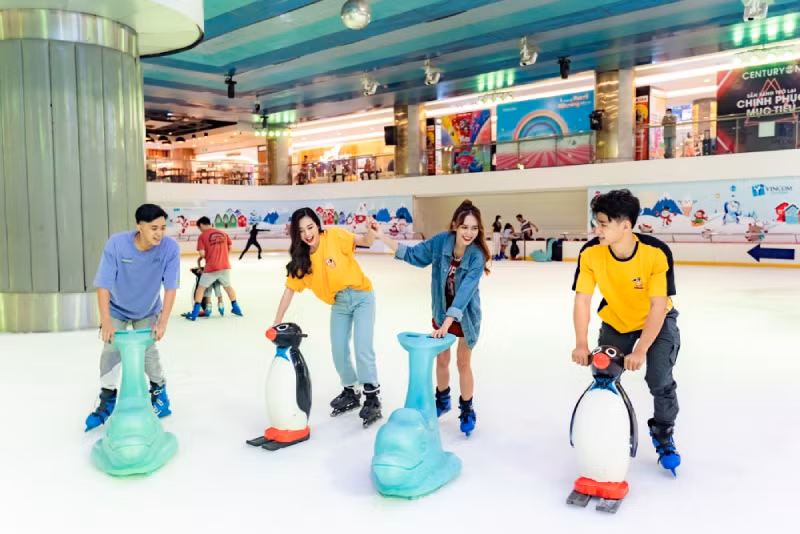 Tham gia thử thách dành cho các cặp đôi tại sân băng