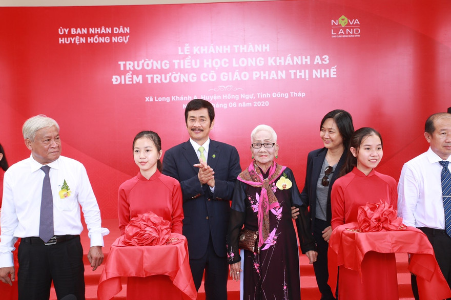 Nghi thức cắt băng khánh thành ngôi trường mới