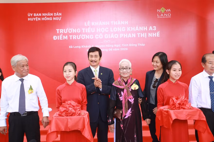 Nghi thức cắt băng khánh thành ngôi trường mới