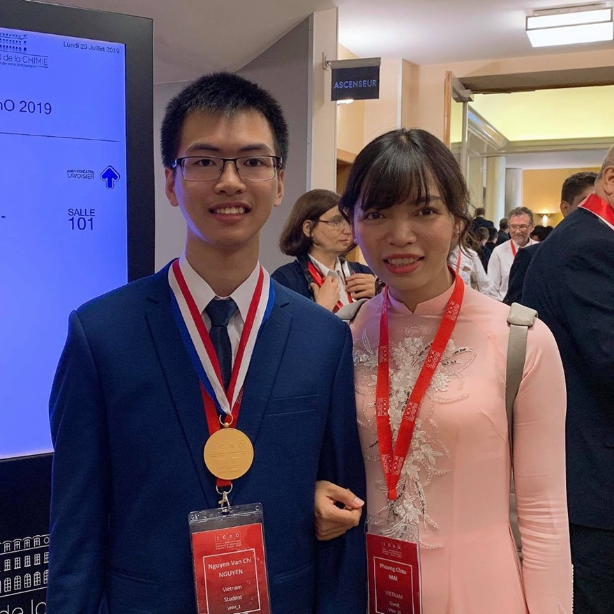 Em Nguyễn Văn Chí Nguyên cùng cô giáo dạy môn Hóa học Mai Châu Phương tại Lễ trao giải kỳ thi Olympic Hóa học 2019. (Ảnh do nhà trường cung cấp).