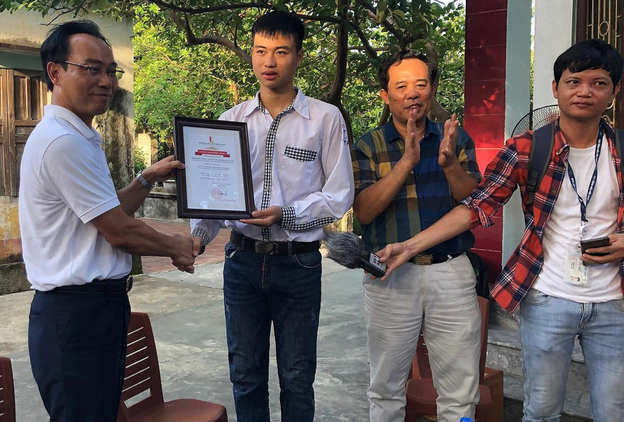 PGS.TS Hoàng Minh Sơn trao học bổng cho Vũ Đức Anh