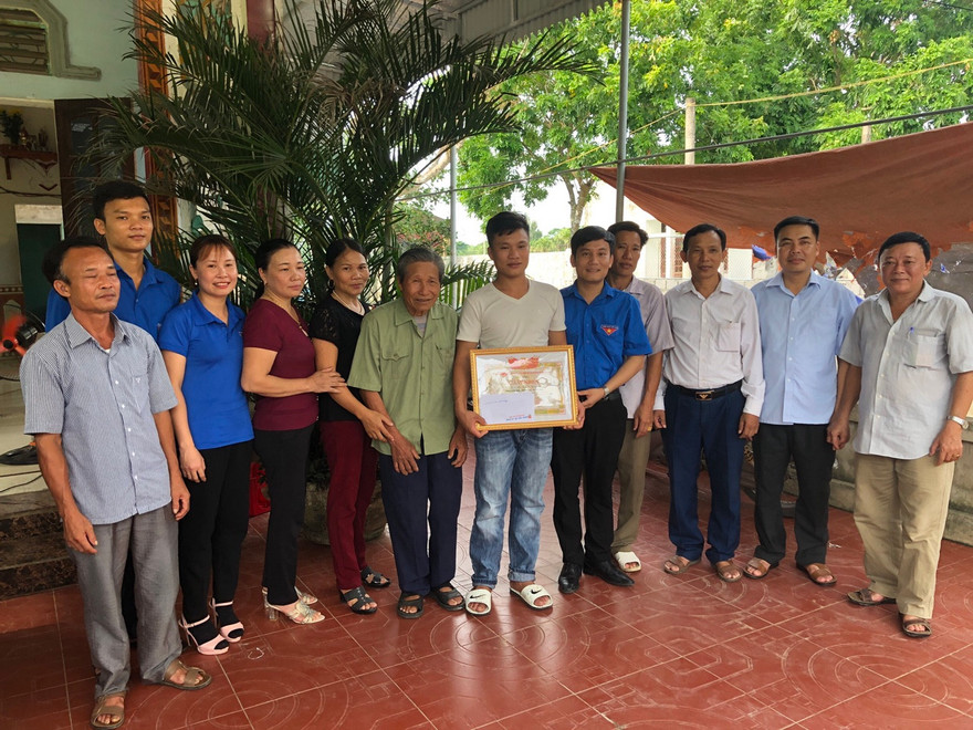 Khen thưởng đoàn viên cứu người khỏi đuối nước