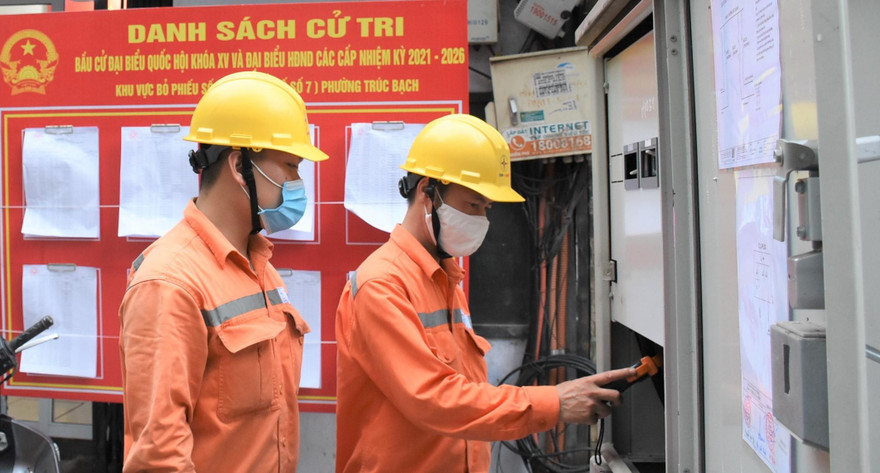 Nhân viên EVN kiểm tra việc chuẩn bị cấp điện đảm bảo bầu cử
