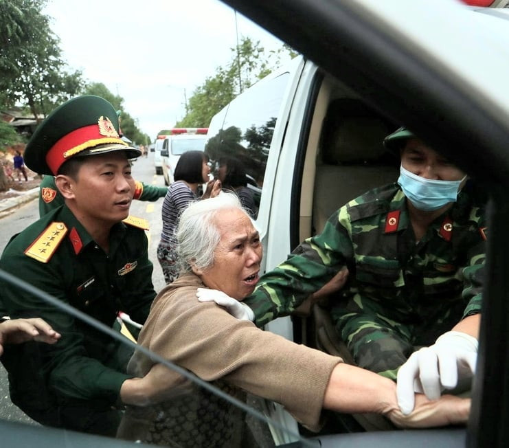 Di chuyển thi thể cán bộ, chiến sĩ Đoàn 337 về thành phố Đông Hà