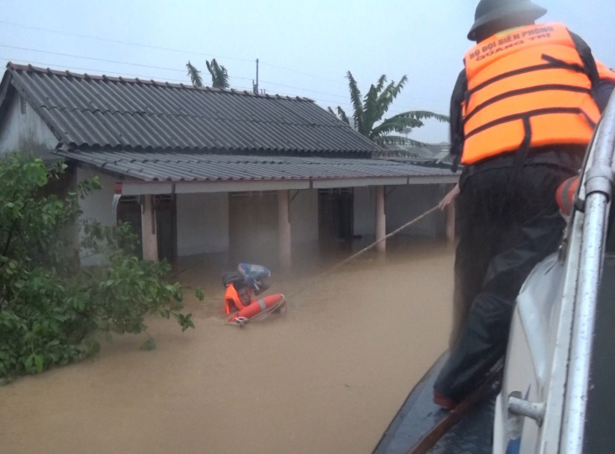 Lao vào rốn lũ Quảng Trị, giải cứu hàng trăm hộ dân giữa biển nước