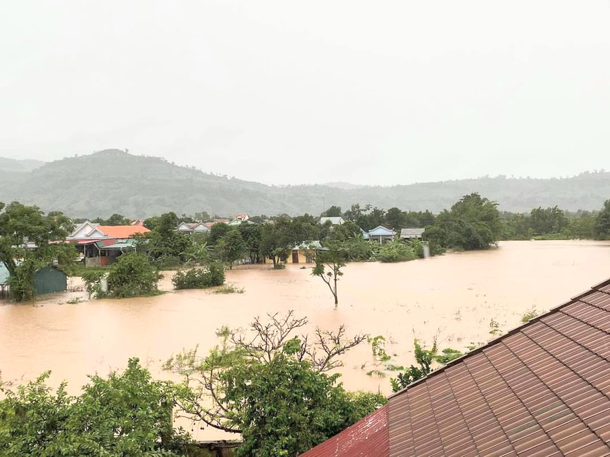 Một thầy giáo bị nước lũ cuốn trôi