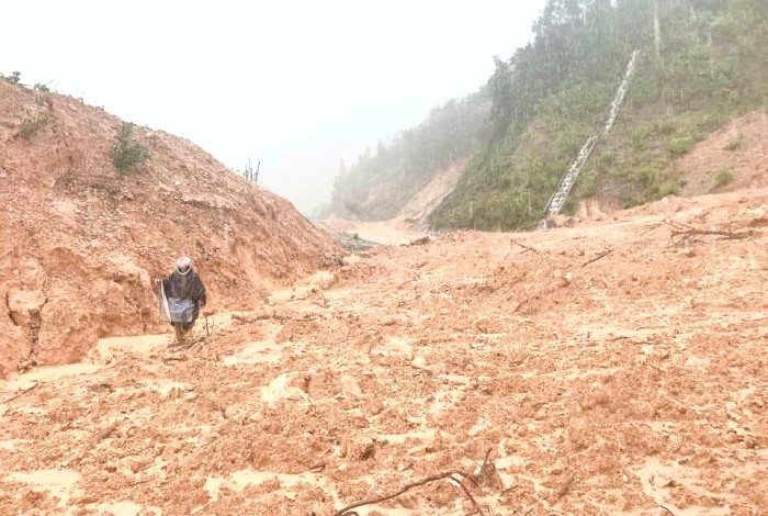 Hiện trường sạt lở đất tại Km 193 đường Hồ Chí Minh nhánh Tây.