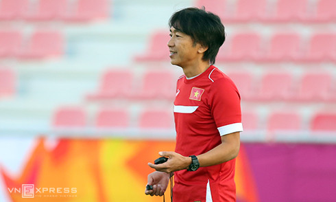 HLV Miura đang xốc lại tinh thần cho cầu thủ sau trận thua U23 Jordan. Ảnh: Đức Đồng.