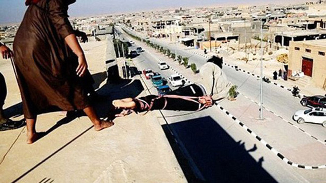 Nạn nhân bị trói chặt tay chân, đẩy xuống từ một tòa nhà cao tầng. Ảnh: Mirror