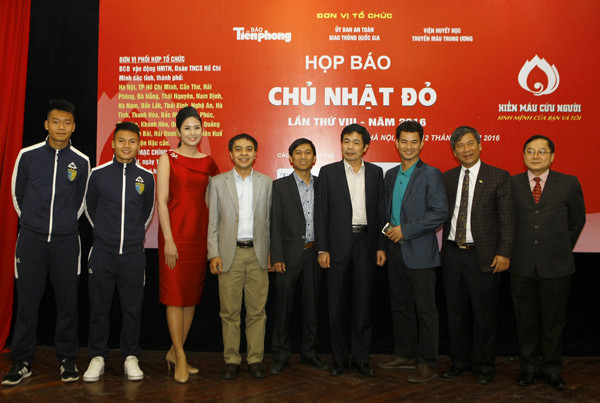 Ban tổ chức cùng các cầu thủ, ca sĩ, hoa hậu phát động ngày hội hiến máu Chủ Nhật Đỏ tại buổi họp báo chiều ngày 12/1