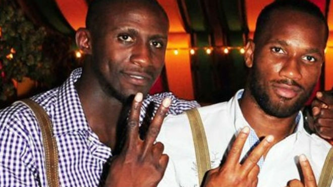 Gohouri (trái) và Drogba trong một bữa tiệc.