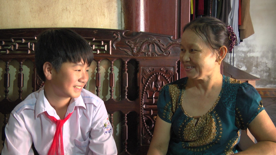 Minh bàn giao vật rơi cho chủ nhân