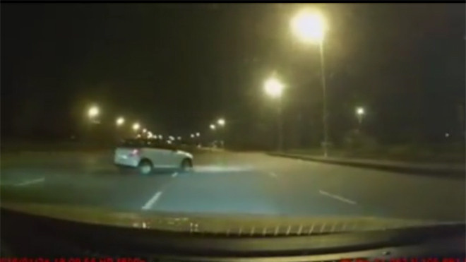 Ôtô quay đầu 'kiểu tự sát' ở Hà Nội