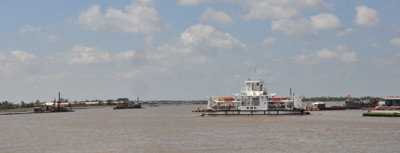 Phà chạy ngang luồng sông Hậu phục vụ người dân 