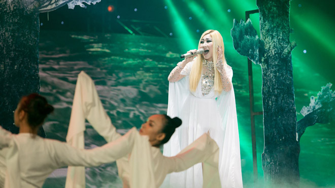 Team Hương Tràm xuất hiện với phong cách đầy ma mị, giọng hát đầy nội lực biểu diễn ca khúc “Trên đỉnh Phù Vân” – Ca khúc từng mang về cho Hương Tràm ngôi vị quán quân chương trình Giọng hát Việt mùa đầu tiên.