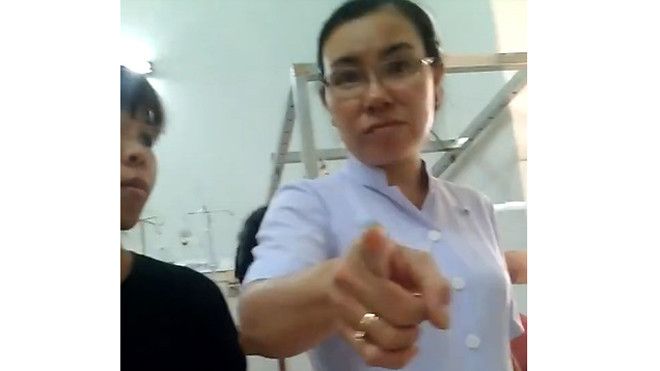 Điều dưỡng Lâm chỉ tay thách thức người nhà bệnh nhi tung clip lên mạng xã hội. Ảnh cắt từ video clip. 