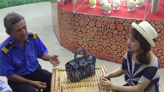 Ông Mẫm trả lại chiếc túi xách với nhiều tài sản giá trị bên trong cho chị Thúy Phượng.