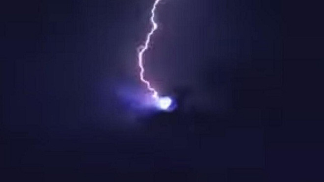 Vật thể hình cầu phát sáng dường như bị sét đánh trúng. Ảnh: Facebook.