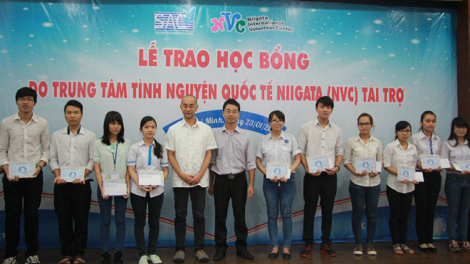 Sinh viên nhận học bổng