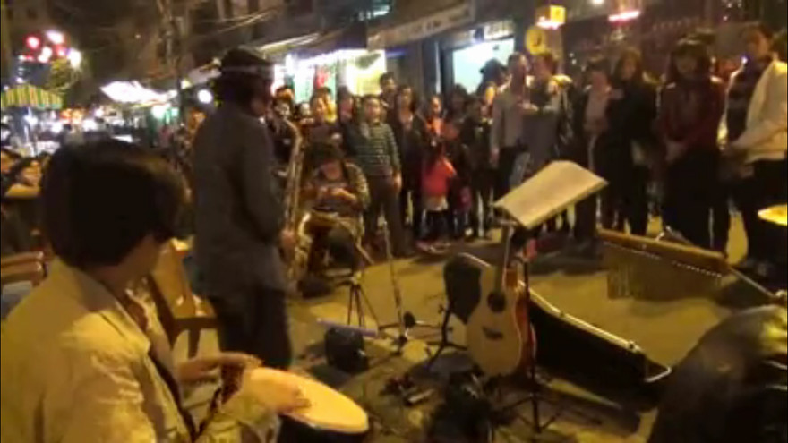 Cậu bé gốc Việt biểu diễn 'Bèo dạt mây trôi' bằng 3 nhạc cụ