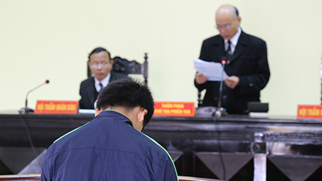 Quân cúi đầu nghe HĐXX tuyên án. Ảnh: Hoàng Táo