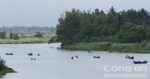 Dọc bờ sông Ba thuộc xã Bình Ngọc đến đầu cửa biển phường 6, TP.Tuy Hòa, có hàng trăm người dân tất bật, hì hục cào hến dưới sông