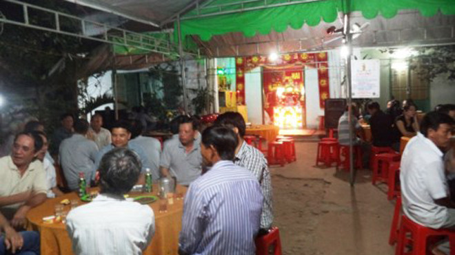 Hàng xóm đến chia buồn với gia đình nạn nhân. Ảnh: Pháp luật TPHCM