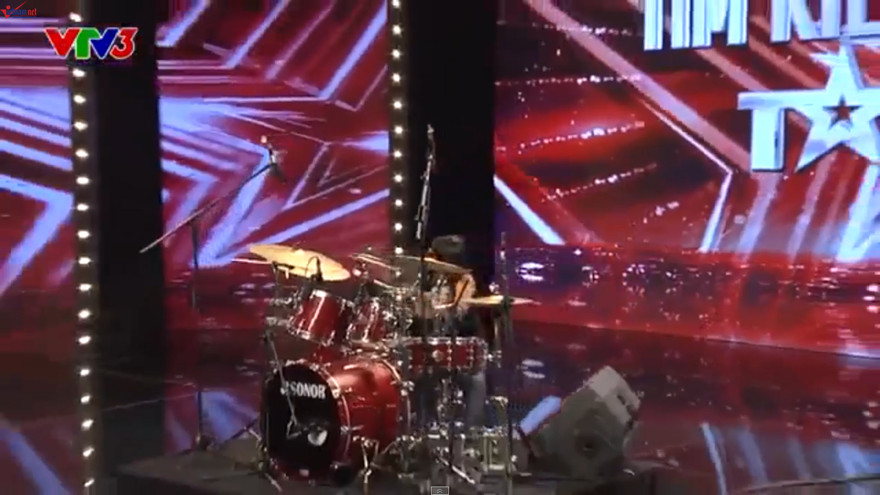 Cậu bé 8 tuổi đánh trống gây sốt Vietnam's Got Talent