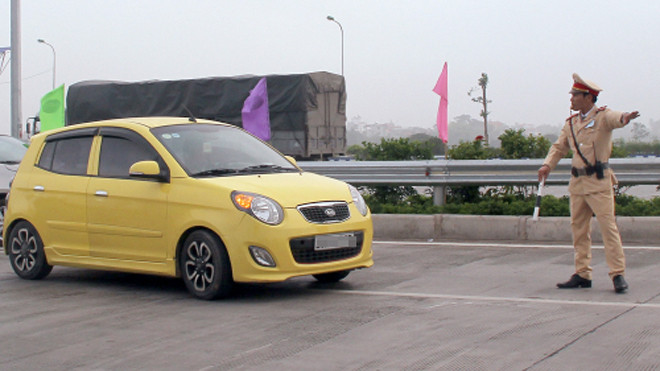 Theo quy định, lực lượng cảnh sát không được dừng phương tiện trên đường chỉ để kiểm tra phương tiện phòng cháy, chữa cháy. Ảnh: Thu Huyền