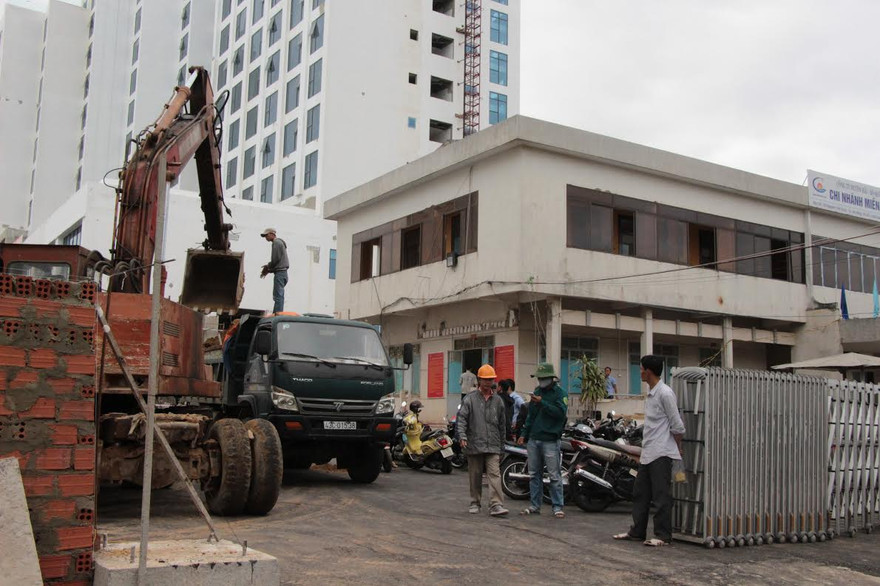 Công trình khách sạn Royal Lotus ở 120, đường Nguyễn Văn Thoại, quận Ngũ Hành Sơn, TP Đà Nẵng. 