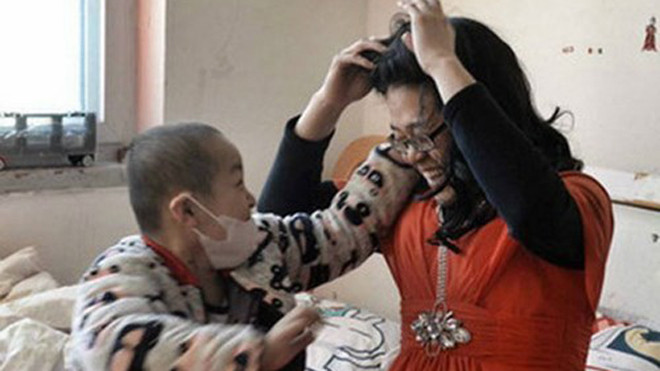 Giả gái, bán hoa hồng cứu con ung thư