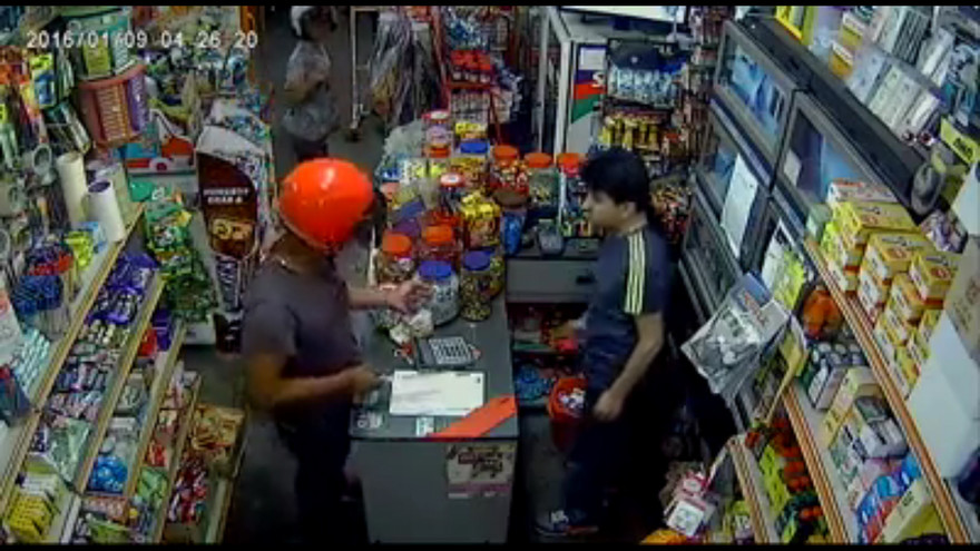 Tên cướp bị chủ cửa hàng đuổi chạy bạt mạng