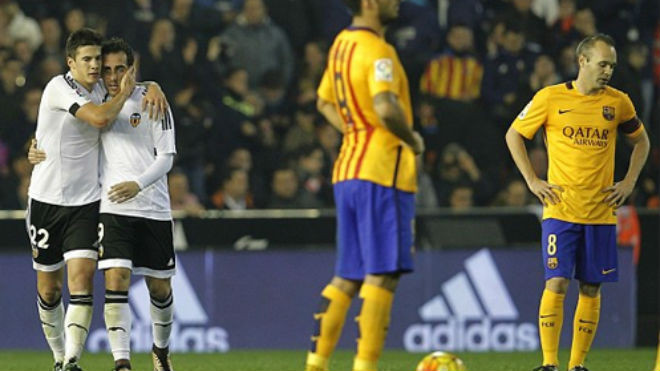 Valencia (áo trắng) cầm chân Barca với tỷ số 1-1 cuối năm ngoái. Ảnh: Reuters