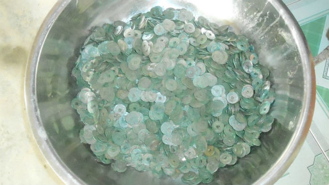 Gần 15 kg tiền cổ được anh Hải và 2 người bạn phát hiện trong lúc trồng cỏ tại trại bò Bình Hà