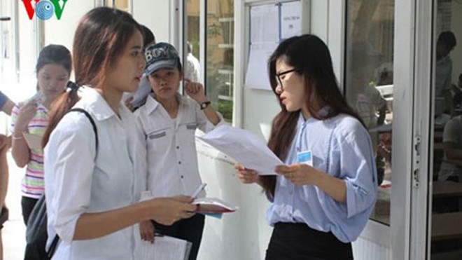 Các thí sinh làm thủ tục thi THPT quốc gia năm 2015 (Ảnh: Minh Dương)