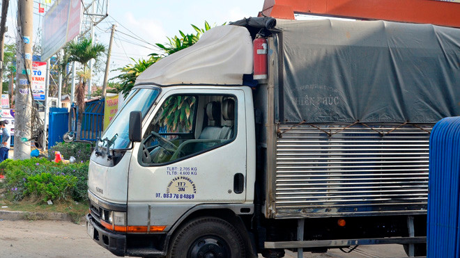 Nhiều xe tải lắp bình chữa cháy bên hông xe